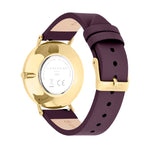 Die LIEBESKIND BERLIN Armbanduhr - The Modern Must-Have von Liebeskind Berlin hat ein goldenes Gehäuse, ein lilafarbenes Lederarmband, eine gravierte Rückseite und ist vom minimalistischen skandinavischen Design inspiriert.