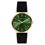 Die LIEBESKIND BERLIN Armbanduhr - The Modern Must-Have von Liebeskind Berlin verfügt über ein goldenes Gehäuse, ein grünes Zifferblatt mit minimalistischen Goldmarkierungen, ein schwarzes Lederarmband und hochglanzpolierten Edelstahl, inspiriert vom skandinavischen Minimalismus.