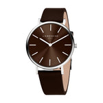 Die LIEBESKIND BERLIN Armbanduhr - The Modern Must-Have verfügt über ein braunes Lederarmband, ein braunes Zifferblatt mit silbernen Indexen und minimalistisches skandinavisches Design von Liebeskind Berlin.