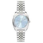 Die LIEBESKIND BERLIN Armbanduhr - The Classic Must-Have von Liebeskind Berlin hat ein silbernes Gehäuse, ein hellblaues Zifferblatt mit römischer Zwölf und ein elegantes Edelstahlband für zeitlosen Stil.