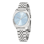 Die LIEBESKIND BERLIN Armbanduhr - The Classic Must-Have von Liebeskind Berlin verfügt über ein silbernes Metallgliederband, ein hellblaues Zifferblatt und silberne, elegant schräg gestellte Stundenmarkierungen.