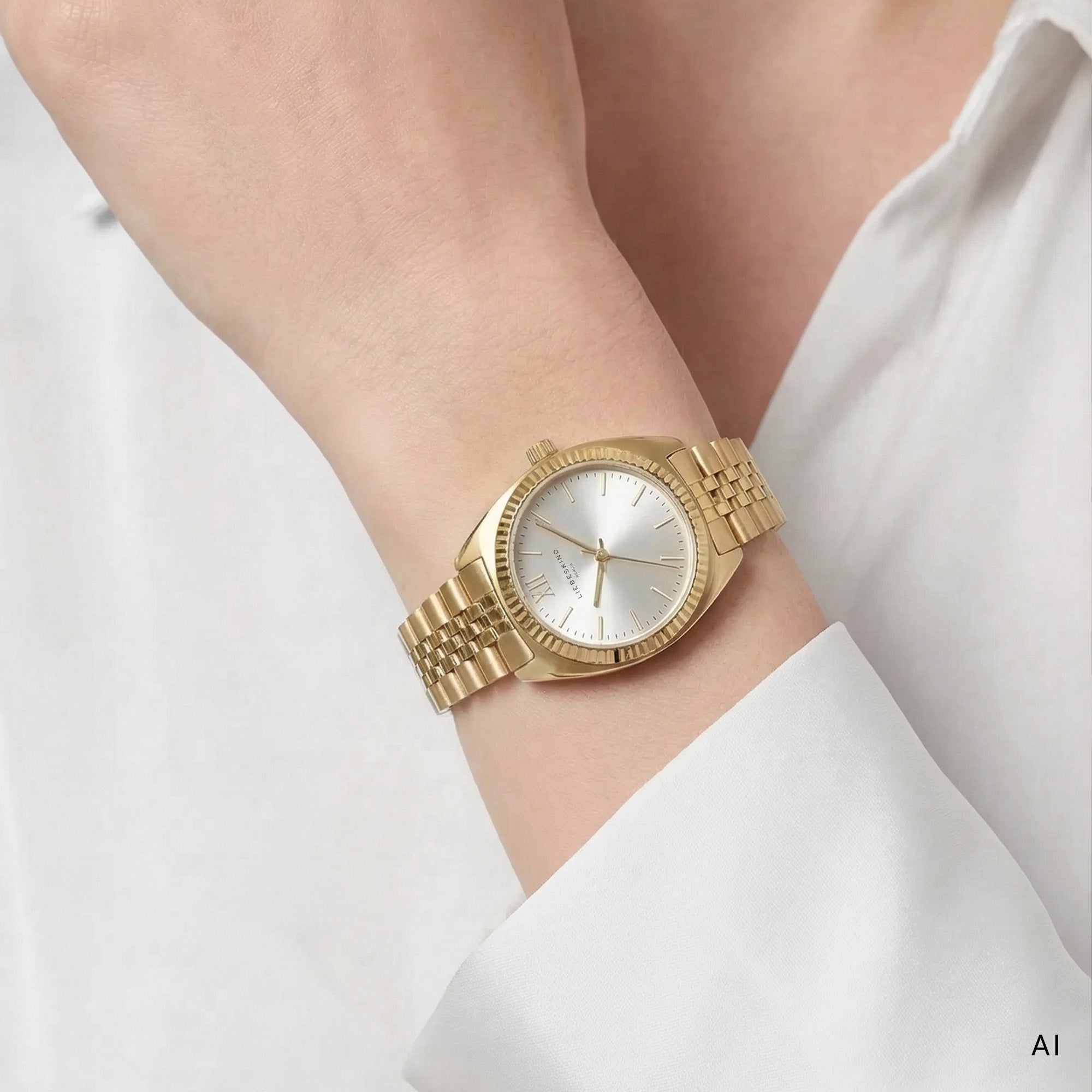 Ki-generierte Detailaufnahme einer goldfarbenen LIEBESKIND BERLIN Damen Armbanduhr mit rundem Gehäuse, weißem Zifferblatt und goldfarbenem Edelstahlarmband am Handgelenk getragen