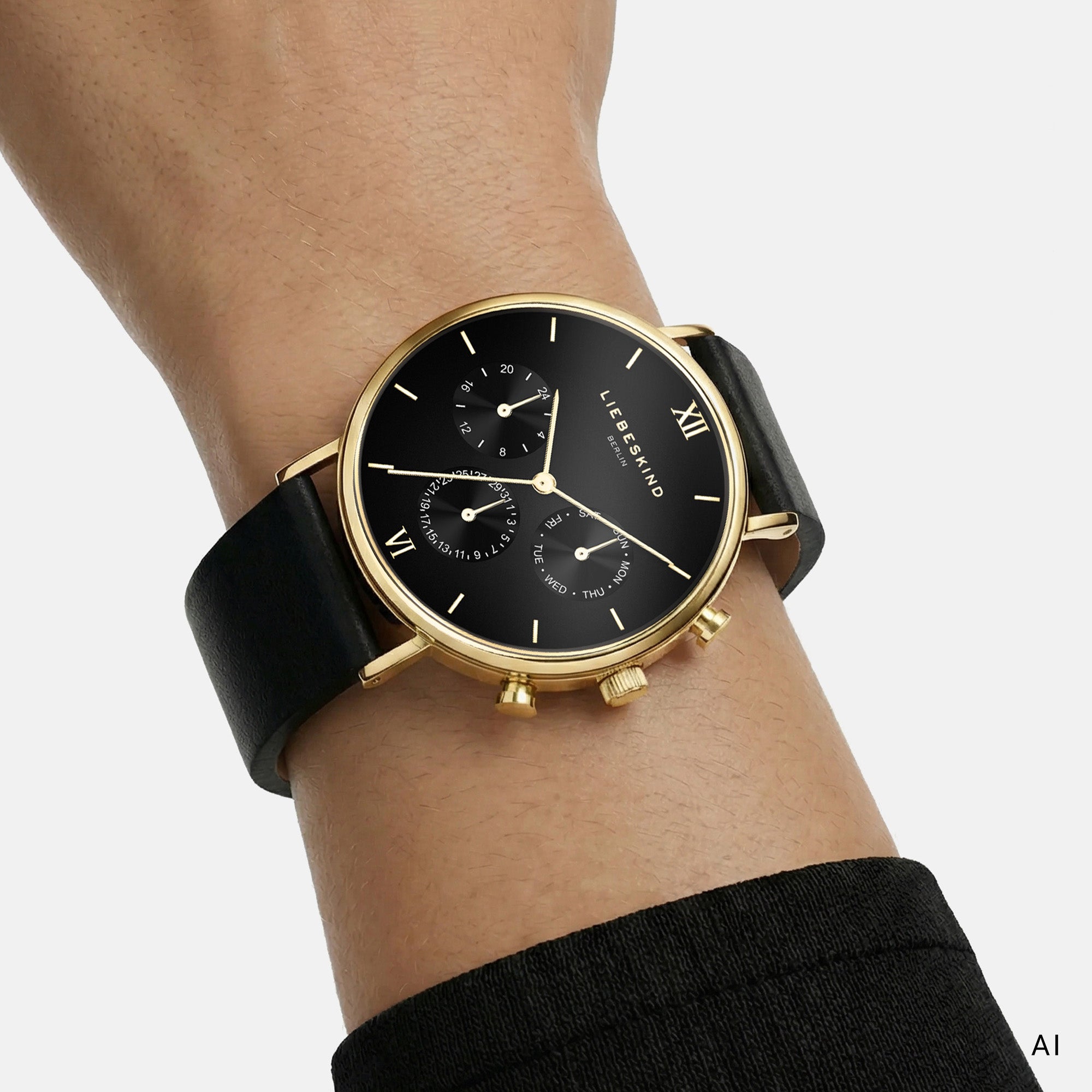Ki generiertes Bild einer LIEBESKIND BERLIN Multifunktionsuhr mit goldfarbenem Edelstahlgehäuse, schwarzem Zifferblatt und schwarzem Lederarmband, getragen am Handgelenk.