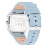 Rückansicht der LIEBESKIND BERLIN Armbanduhr Jump Hour im Stil der 70er Jahre, mit quadratischem, silbernem Gehäuse, hellblauem Lederband und eingraviertem Branding auf Schließe und Gehäuse.