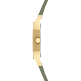 Seitenansicht der LIEBESKIND BERLIN Armbanduhr - Jump Hour von Liebeskind Berlin mit goldenem Gehäuse, olivgrünem Armband, runder Krone und verspiegeltem Zifferblatt, inspiriert von klassischen Uhrendesigns der 1970er Jahre.