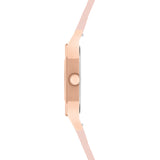 Seitenansicht einer roségoldenen Liebeskind Berlin Armbanduhr Jump Hour mit runder Krone und passendem Armband, dargestellt auf weißem Hintergrund.