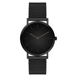 Die LIEBESKIND BERLIN Armbanduhr - Everyday Must Have von pro/concept Vermarktungs GmbH besticht durch ihr minimalistisches schwarzes Design, das schlichte Edelstahlgewebeband und die schlichten Stundenmarkierungen auf dem dunklen Zifferblatt.
