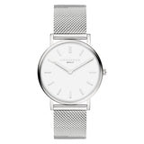 Minimalistisch und elegant: Die Liebeskind Berlin Armbanduhr - Pure Elegance mit Edelstahl-Mesharmband, weißem Zifferblatt sowie silbernen Stundenmarkern und Zeigern.