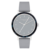 Minimalistisches Design und Stil: Die Liebeskind Berlin Armbanduhr - Acetat Chic überzeugt mit silbernen Zeigern, dunkler Marmor-Lünette und schlichtem grauem Echtlederarmband.