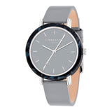 Die LIEBESKIND BERLIN Armbanduhr - Acetat Chic von Liebeskind Berlin hat ein graues rundes Zifferblatt, silberne Markierungen und ein Echtlederarmband für einen minimalistischen Look.