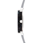 Seitenansicht der LIEBESKIND BERLIN Armbanduhr - Acetat Chic von Liebeskind Berlin im minimalistischen Design mit dunklem Zifferblatt, silberner Krone und hellgrauem Echtlederarmband auf weißem Hintergrund.