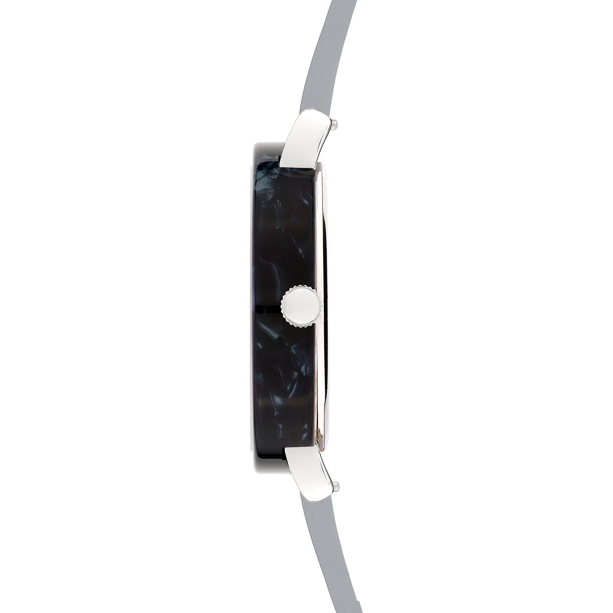 Seitenansicht der LIEBESKIND BERLIN Armbanduhr - Acetat Chic von Liebeskind Berlin im minimalistischen Design mit dunklem Zifferblatt, silberner Krone und hellgrauem Echtlederarmband auf weißem Hintergrund.