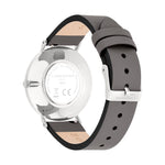 Rückansicht der LIEBESKIND BERLIN Damenarmbanduhr mit grauem Lederarmband, Dornschließe und silberfarbenem Gehäuse.