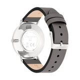 Rückansicht der LIEBESKIND BERLIN Damenarmbanduhr mit grauem Lederarmband, Dornschließe und silberfarbenem Gehäuse.