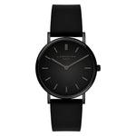 LIEBESKIND BERLIN Damenarmbanduhr in Schwarz mit schwarzem Zifferblatt und schwarzem Lederarmband in der Vorderansicht.