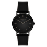 LIEBESKIND BERLIN Damenarmbanduhr in Schwarz mit schwarzem Zifferblatt und schwarzem Lederarmband in der Vorderansicht.
