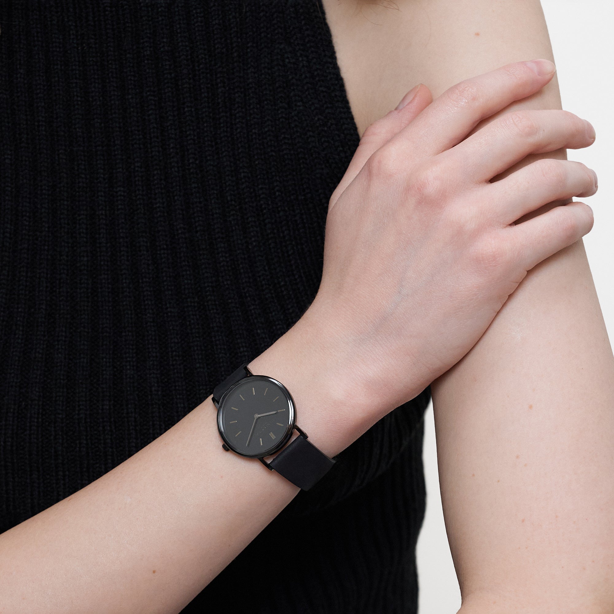Rückansicht der LIEBESKIND BERLIN Damenarmbanduhr mit schwarzem Lederarmband, Dornschließe und schwarzem Gehäuse.