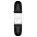 LIEBESKIND BERLIN Damenarmbanduhr mit rechteckigem silberfarbenem Gehäuse, weißem Zifferblatt und schwarzem Lederarmband.