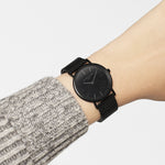 Liebeskind Berlin Armbanduhr mit schwarzem Zifferblatt, schwarzen Indizes, schwarzem Gehäuse und schwarzem Meshband; Tragebild