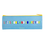 Hellblaues Mäppchen mit buntem "LIFE IS COOL AND SO ARE YOU!"-Schriftzug, einem gelben Reißverschluss und Platz für deine Cool Time Kids Armbanduhr - The Cool New Soccer oder andere wichtige Dinge.