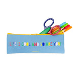 Blaues Mäppchen mit dem bunten Text "Life is cool and so are you!", in dem sich Schere, Marker und eine Cool Time Kids Armbanduhr - The Cool Golden Rainbow von Cool Time für zusätzlichen Spaß befinden.