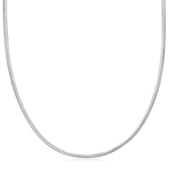 Die Ania Haie Halskette - Silver Flat Snake Chain von Ania Haie ist aus 925 Sterling Silber gefertigt und auf weißem Grund abgebildet, ideal um Ihrem Halskettenlook zeitlose Eleganz zu verleihen.