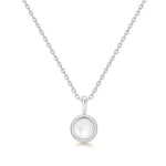 Die Silberkette "ANIA HAIE Halskette - Mother of Pearl" von Ania Haie zeigt einen runden, weißen Perlmutt-Anhänger in einer schlichten Lünette auf weißem Hintergrund.