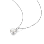 Die ANIA HAIE Halskette - Mother of Pearl von Ania Haie besteht aus einer silbernen Kette und einem runden weißen Perlenanhänger, der auf einem schlichten weißen Hintergrund abgebildet ist.