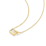 Die Halskette "Sparkling Bezel" von Ania Haie besteht aus einer Goldkette mit einem rechteckigen Anhänger, der einen klaren, facettierten Edelstein in einer modernen Fassung präsentiert.