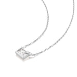 Perspektivische Detailansicht der ANIA HAIE Sparkling Bezel Silberkette – geschliffener, rechteckiger Zirkonia-Stein mit organischem Steg-Detail an feiner Kette.