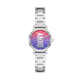 DKNY Armbanduhr mit farbverlaufendem Zifferblatt in Rosa und Lila, mit großem silbernem DKNY-Logo und silbernen Akzenten, silbernem Gehäuse und silbernem Gliederband; Produktbild