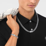 Philipp Plein Armband PP Tag – Model-Tragebild des silbernen Edelstahl Armbands am Herren-Handgelenk mit passender Halskette