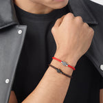 Philipp Plein Armband PP Brown Tag – Model-Tragebild der geflochtenen Herren Lederarmbänder in Braun und Rot