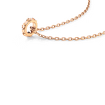 Die Philipp Plein Halskette - PLEIN CUFF ist eine roségoldene Kette mit einem runden, mit Nieten besetzten Anhänger, der wunderschön auf weißem Untergrund präsentiert wird. Ein stilvolles Philipp Plein Accessoire, perfekt zum Verschenken oder als Teil eines Geschenkbox-Sets.