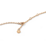 Nahaufnahme der Philipp Plein Halskette - PLEIN CUFF von Philipp Plein mit einer goldenen Kette mit sechseckigem Anhänger und Karabinerverschluss. Sie wird in einer eleganten Geschenkbox geliefert - ideal zum Verschenken oder zum Aufwerten Ihrer Sammlung.