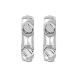 Die Philipp Plein Ohrringe - PLEIN CUFF sind sechseckige, silberne Creolen mit bolzenähnlichen Details von Philipp Plein, die sich perfekt eignen, um jedem Look einen mutigen, kantigen Stil zu verleihen. Abgebildet vor einem weißen Hintergrund.