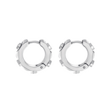 Philipp Plein Ohrringe - PLEIN CUFF: Silberne Ohrringe mit zahnradähnlichen Details von Philipp Plein auf weißem Hintergrund - ein auffälliges Accessoire, das jeden Look aufwertet.