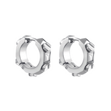 Philipp Plein Ohrringe - PLEIN CUFF: Die klobigen silbernen Ohrringe mit kantigen geometrischen Details von Philipp Plein sind das ultimative Accessoire, das jedes Outfit aufwertet. Abgebildet auf einem weißen Hintergrund.