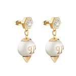 Philipp Plein Ohrringe Rhapsody Pearl – Detailansicht der vergoldeten Perlen-Creole mit integriertem PP Logo