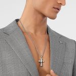 Philipp Plein Halskette Valentine Cross – Model-Tragebild der Herren-Kreuzkette am Dekolleté