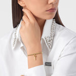 Philipp Plein Armband Valentine Key – Model-Tragebild des vergoldeten Damenarmbands mit Schlüssel-Charm am Handgelenk