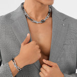 Tragebild der silberfarbenen Philipp Plein Gliederkette, halskette und Armband mit schwarzen Totenköpfen, PP Logo und Philipp Plein Schriftzug
