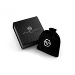 Schwarzes Philipp Plein Geschenkbox-Set mit passendem Kordelzugbeutel und weißem Logo, ideal zur Präsentation Ihrer Philipp Plein Halskette - PLEIN CUFF auf weißem Grund.