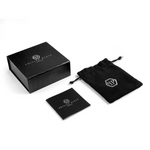 Schwarzes Geschenkbox-Set mit Kordelzugbeutel und Booklet mit weißem Philipp Plein-Logo - ideal, um Ihre Philipp Plein Halskette - PLEIN CUFF stilvoll zu präsentieren.