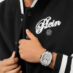 Philipp Plein The Skeleton Automatic Armbanduhr mit schwarzem Armband am Handgelenk getragen
