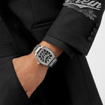 Philipp Plein The Hexagon Phantom Armbanduhr in Silber am Handgelenk getragen