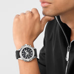 Philipp Plein The Skull Armbanduhr mit schwarzem Armband am Handgelenk getragen