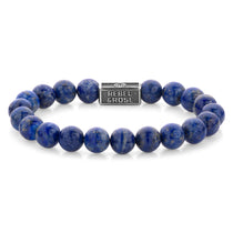 Rebel & Rose Armband Lapis Lazuli 925 - 8mm, mit blauen Lapislazuli-Edelsteinen und einer Schließe aus Sterlingsilber, von Rebel & Rose, auf weißem Hintergrund.