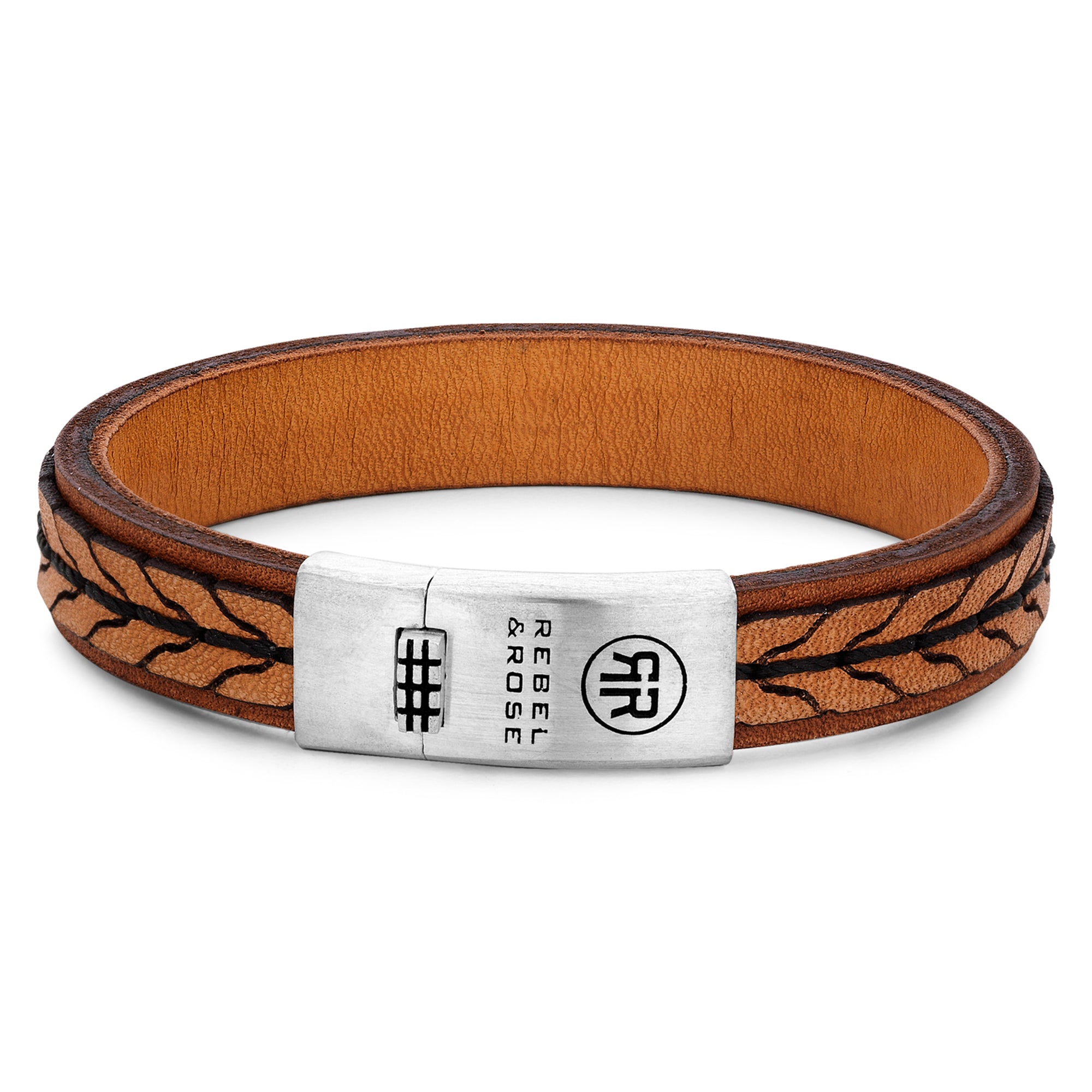 Rebel & Rose Armband bestehend aus einem cognacfarbenen Lederband mit Verzierungen und einem silbernen Verschluss; Größe 190, Produktbild