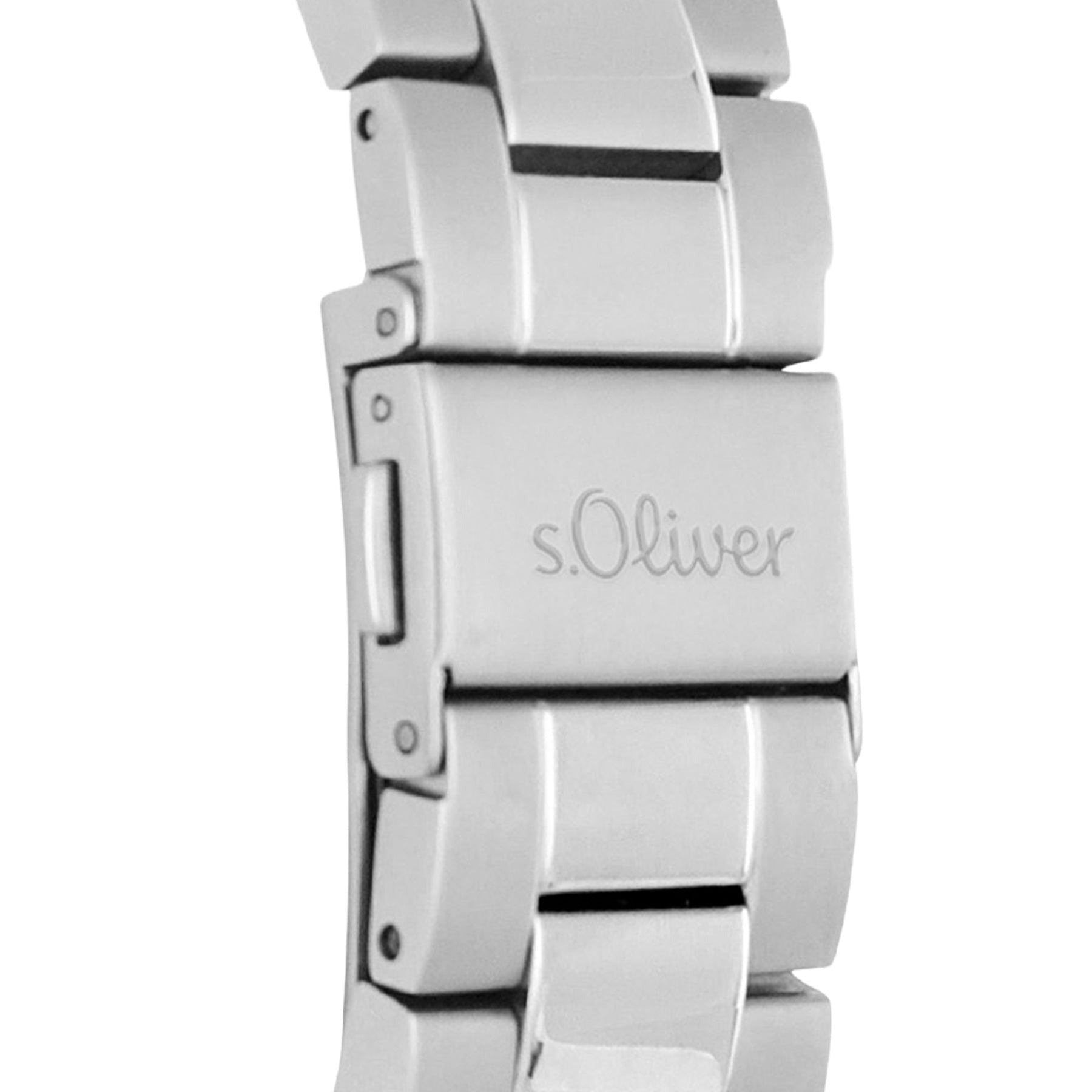 Detailansicht des silberfarbenen Edelstahlarmbands der s.Oliver Herrenarmbanduhr Solid Chrono mit Faltschließe und s.Oliver Logo.